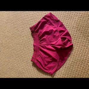 lulu lemon hotty hot 2.5 inch shorts never worn!
